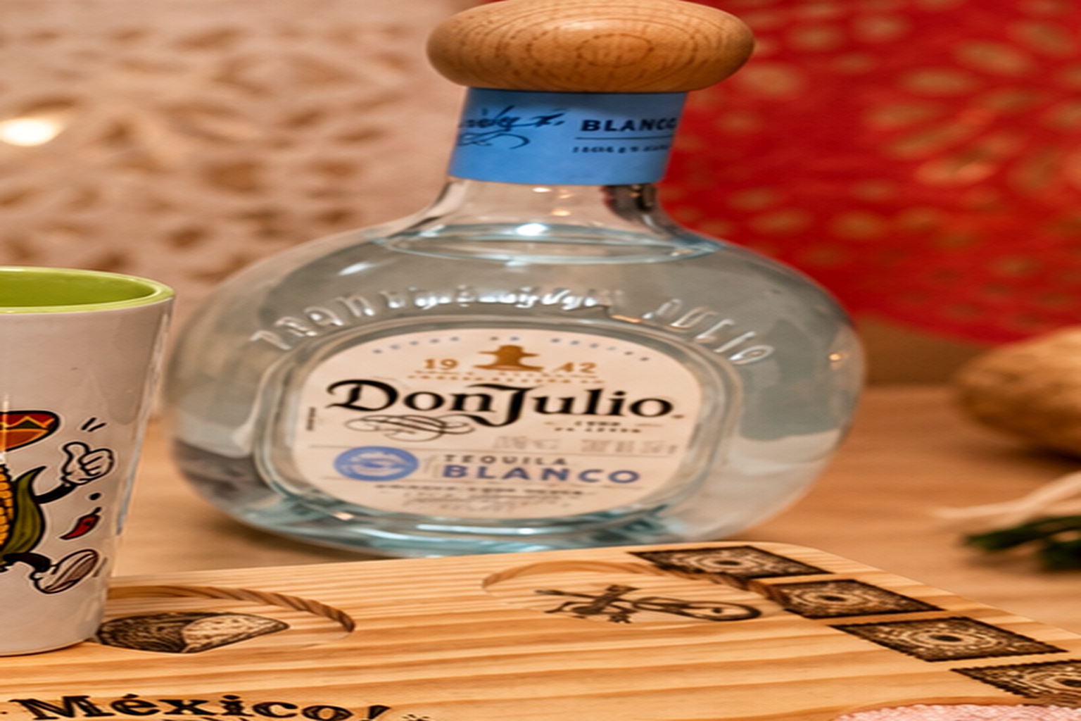 Detalle de botella licorera del paquete de temporada