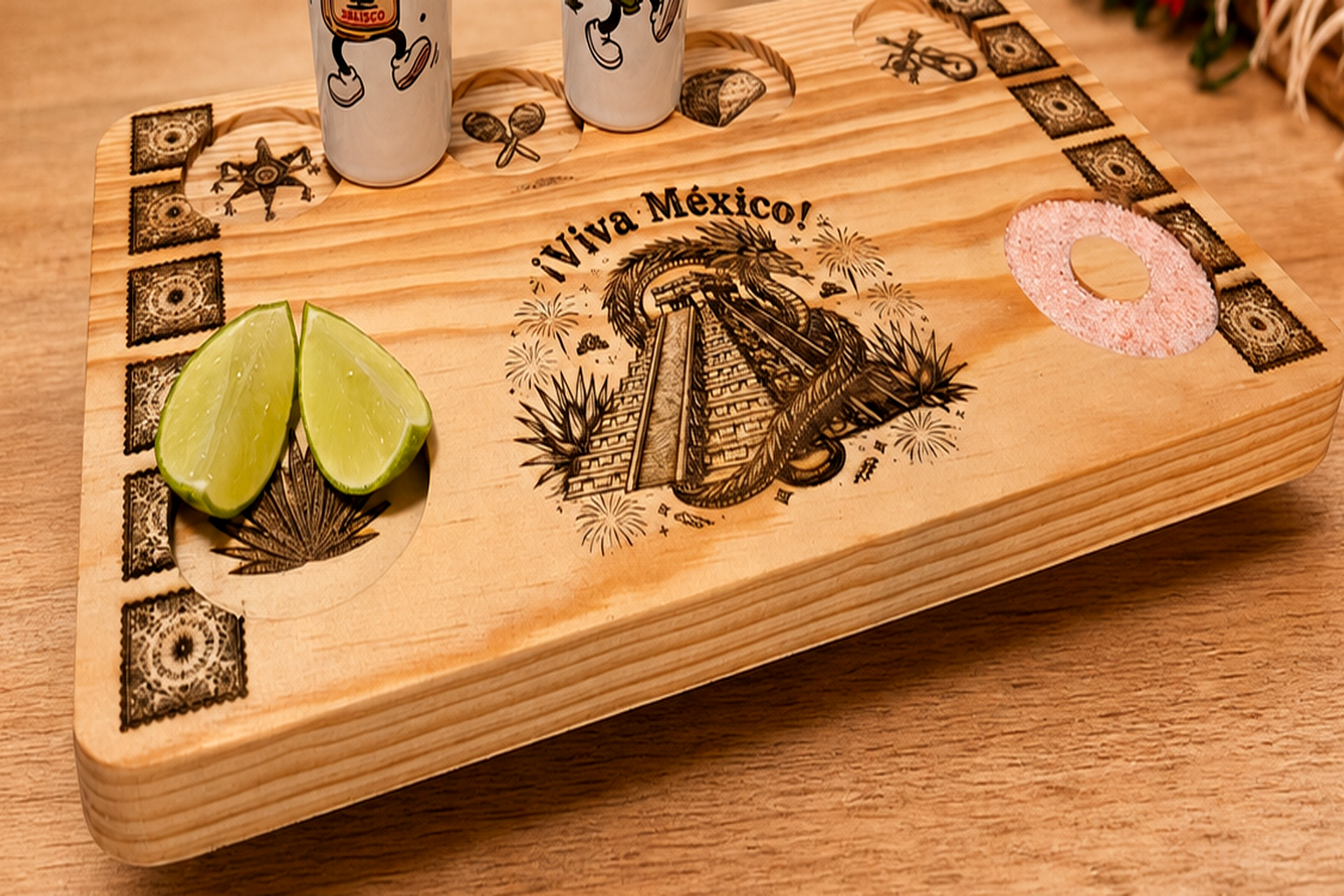 Detalle de tabla grabada Viva Mexico con limones y sal
